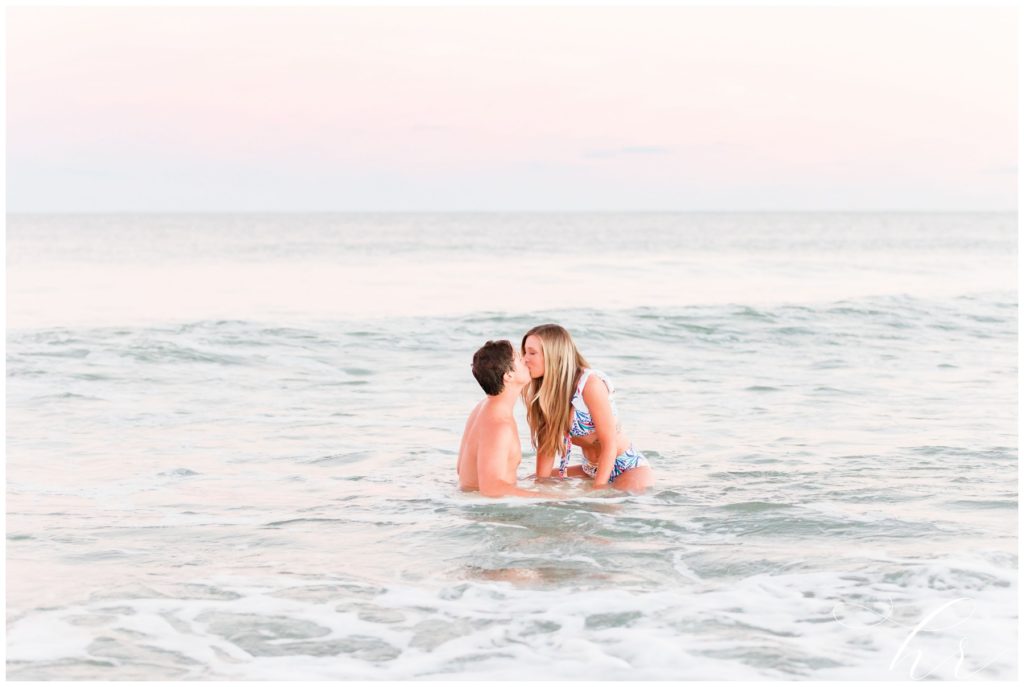 Kissing in the ocean Surfer Couple Goals 