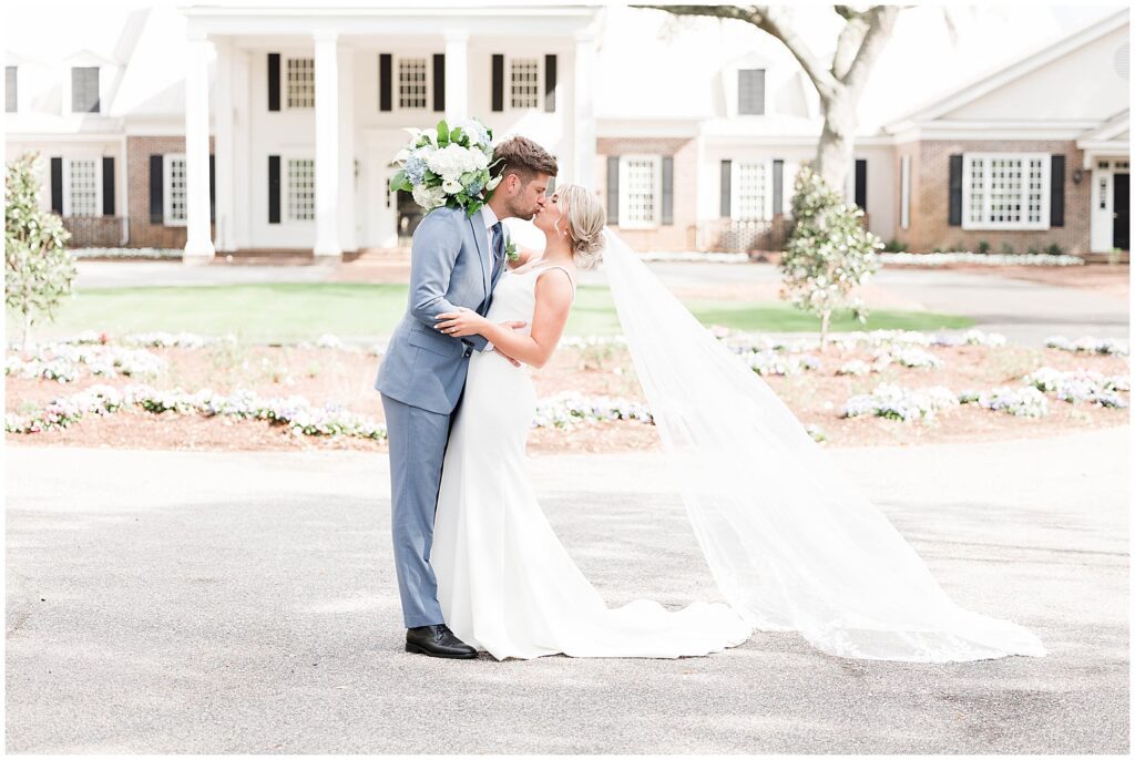 couple kissing in front of Pawleys plantation wedding venue